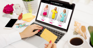Femeie cumpărând online rochii
