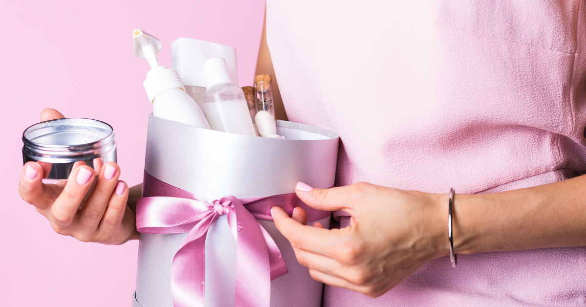 O cutie cu fundă roz sub formă de pachet promoțional cu produse cosmetice și de skincare 